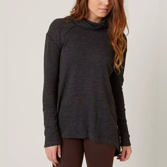 FREE PEOPLE - Split Back Turtleneck Sweater in Size  S - Picture 3 of 8